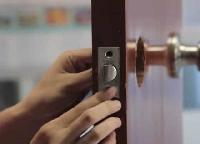 Hướng dẫn thay ổ khóa cửa gỗ tại nhà dễ dàng và đơn giản